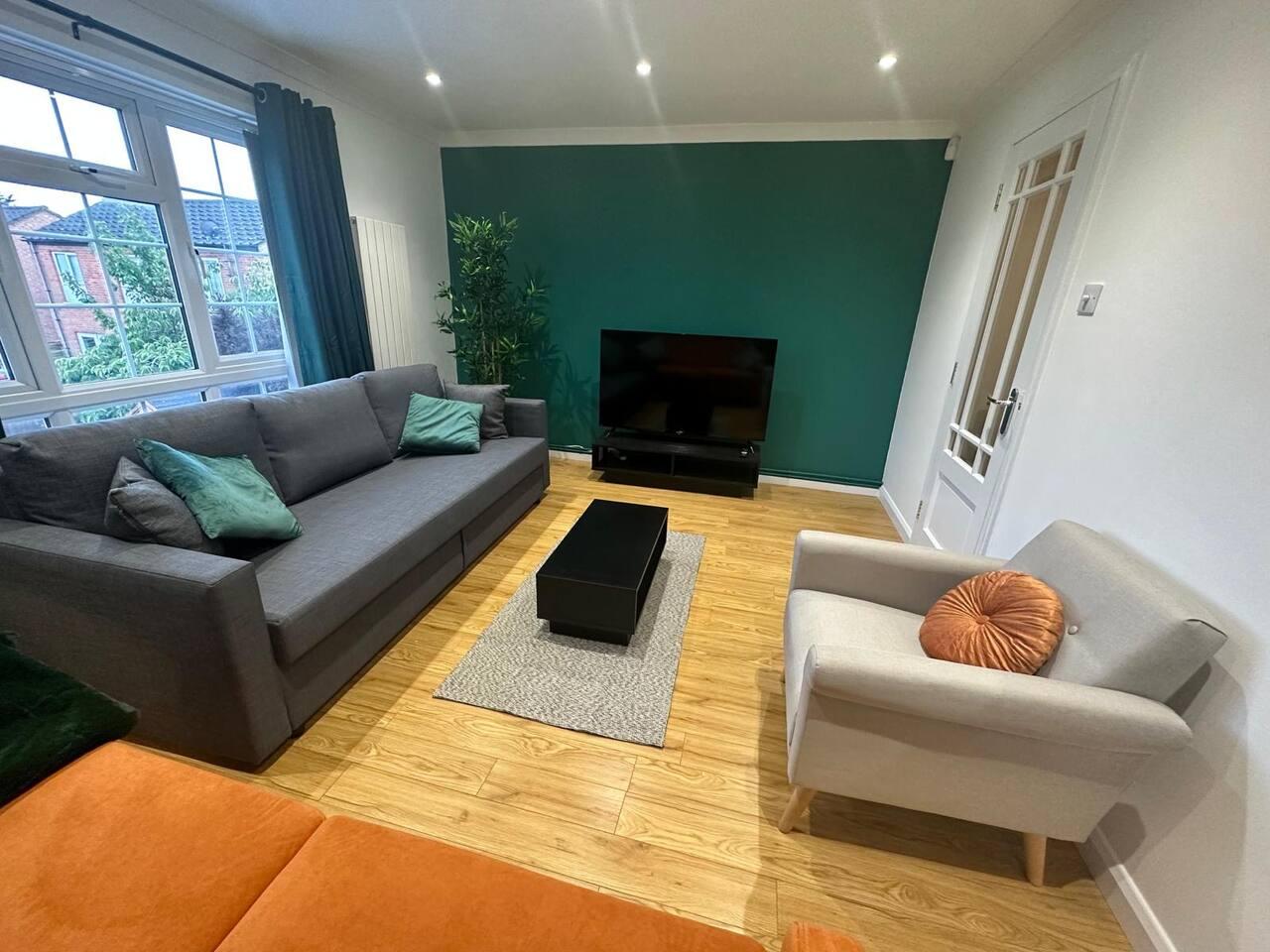 Stylish townhouse-Sleeps 9-free parking1
