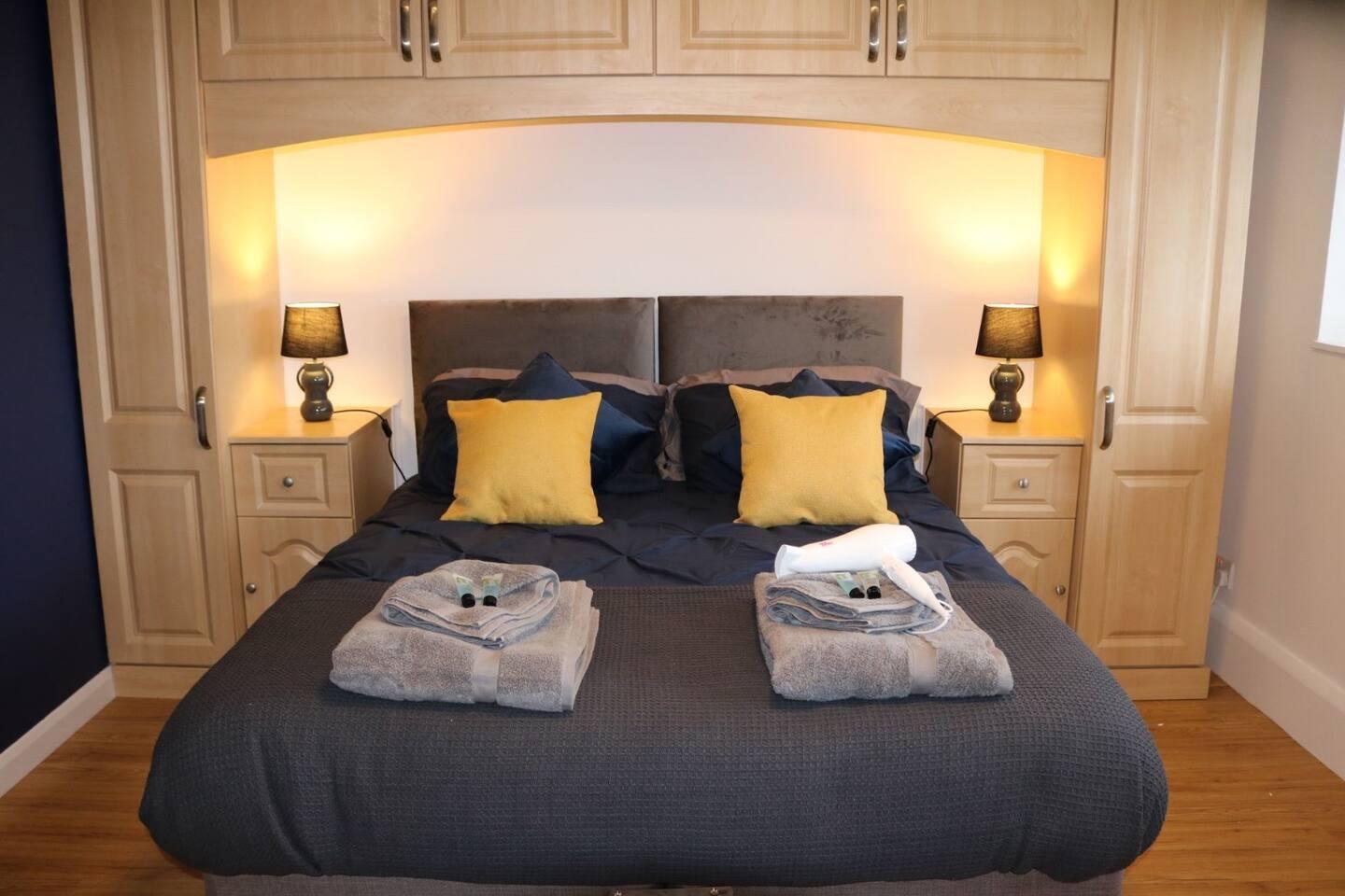 Stylish townhouse-Sleeps 9-free parking2