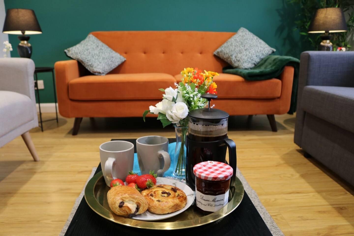Stylish townhouse-Sleeps 9-free parking3