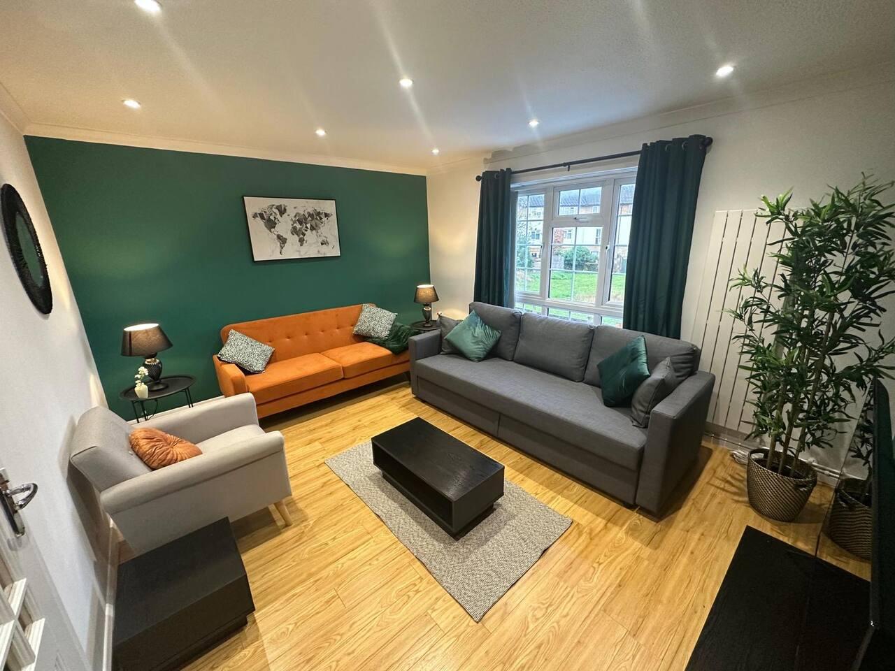Stylish townhouse-Sleeps 9-free parking4