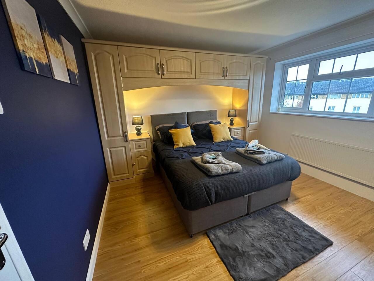 Stylish townhouse-Sleeps 9-free parking6