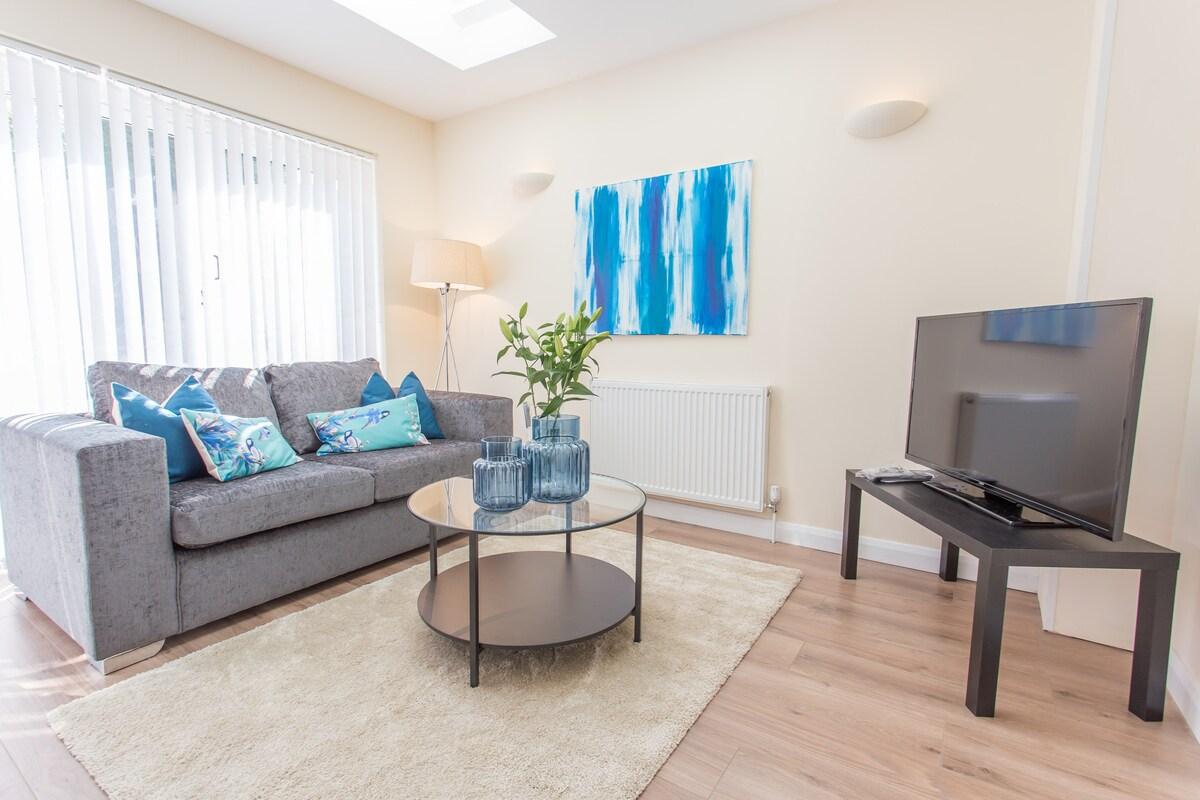 Modern | Open Plan | 2BR | 6 Guests | Garden/Patio1