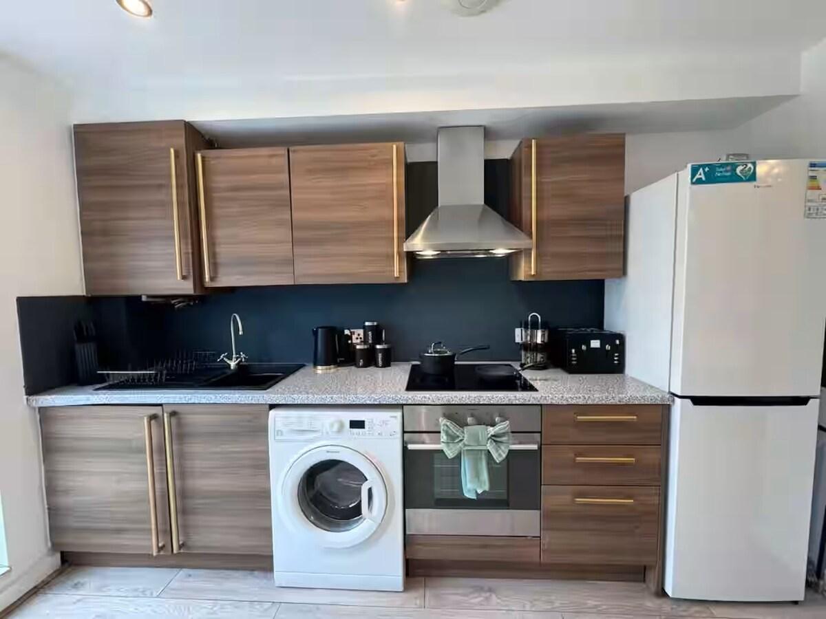 3BR Contractor House By ELS Property Group Salford4
