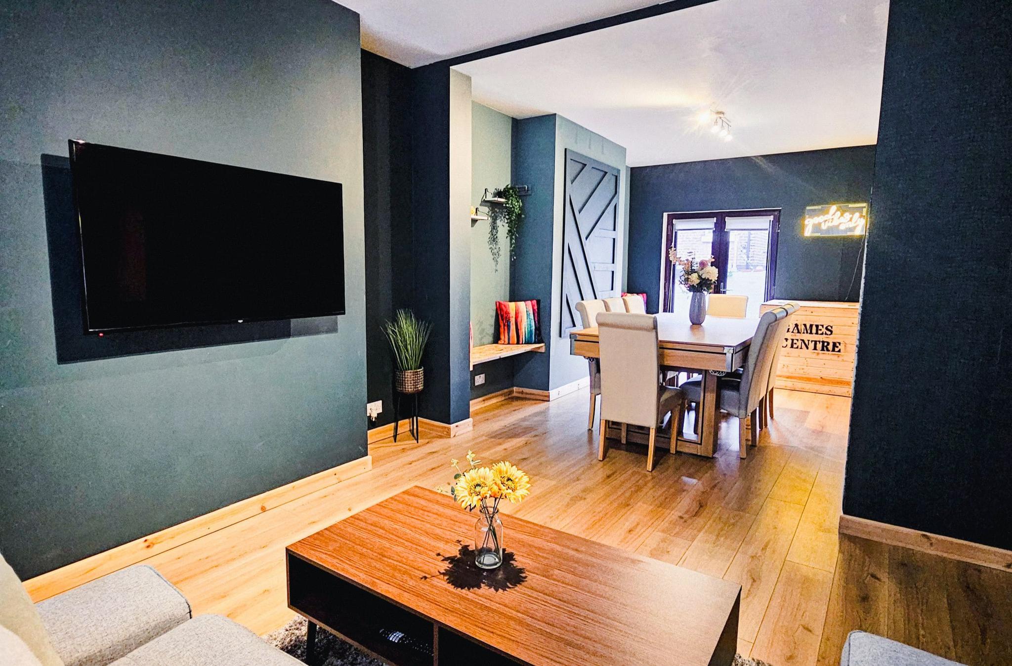 Luxury Group House | Games Room | Near Anfield4