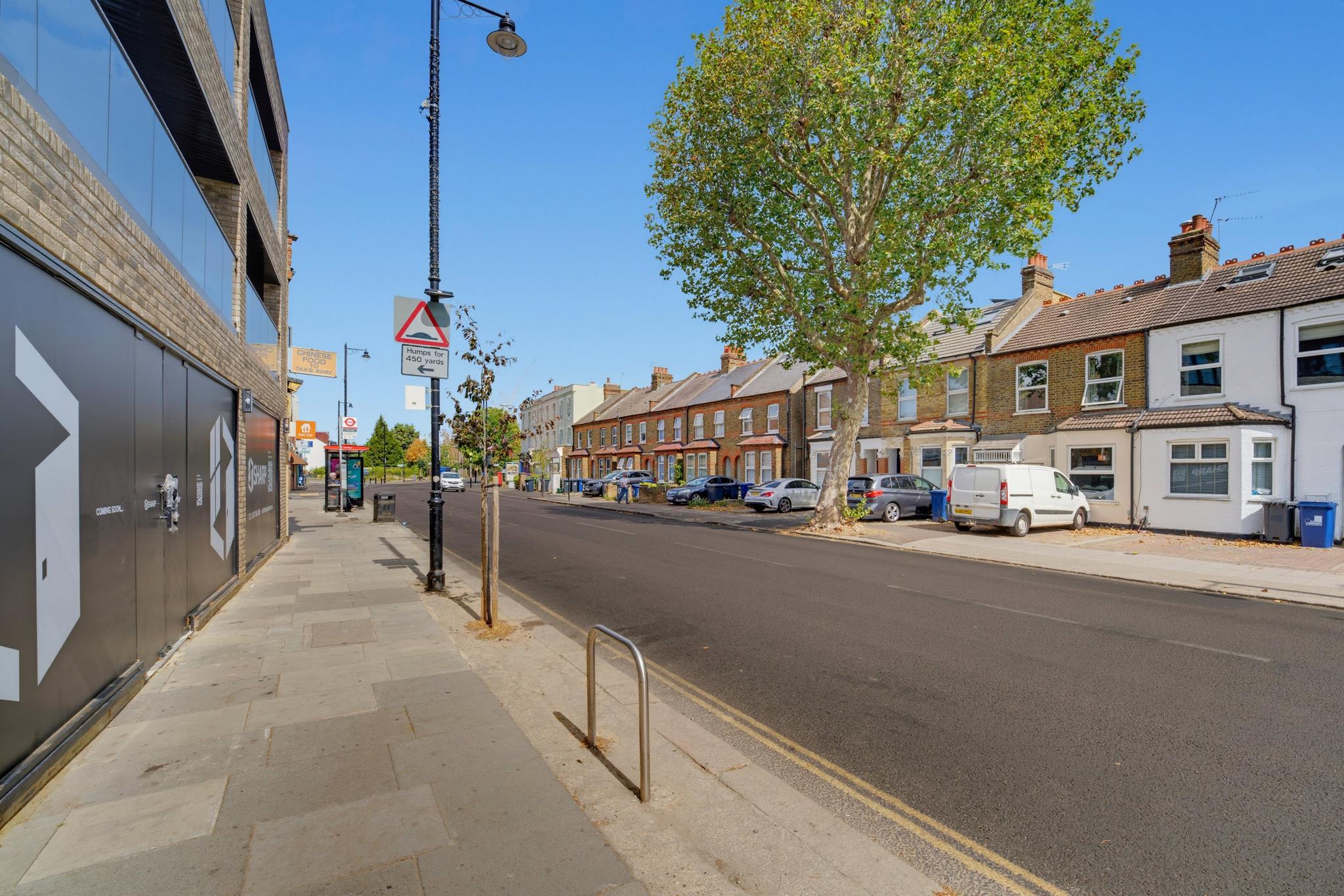 Luxaura Homes | 2-Bed +Balcony Northfields Apt25