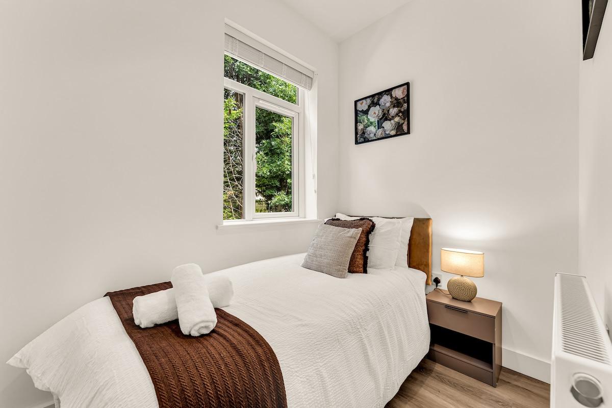 Chic 3-Bedroom House - Free Parking and WiFi4