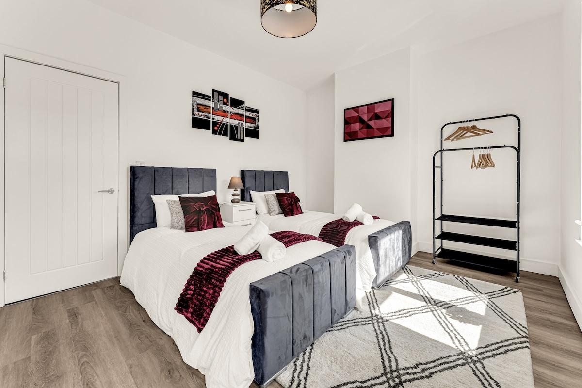 Chic 3-Bedroom House - Free Parking and WiFi5