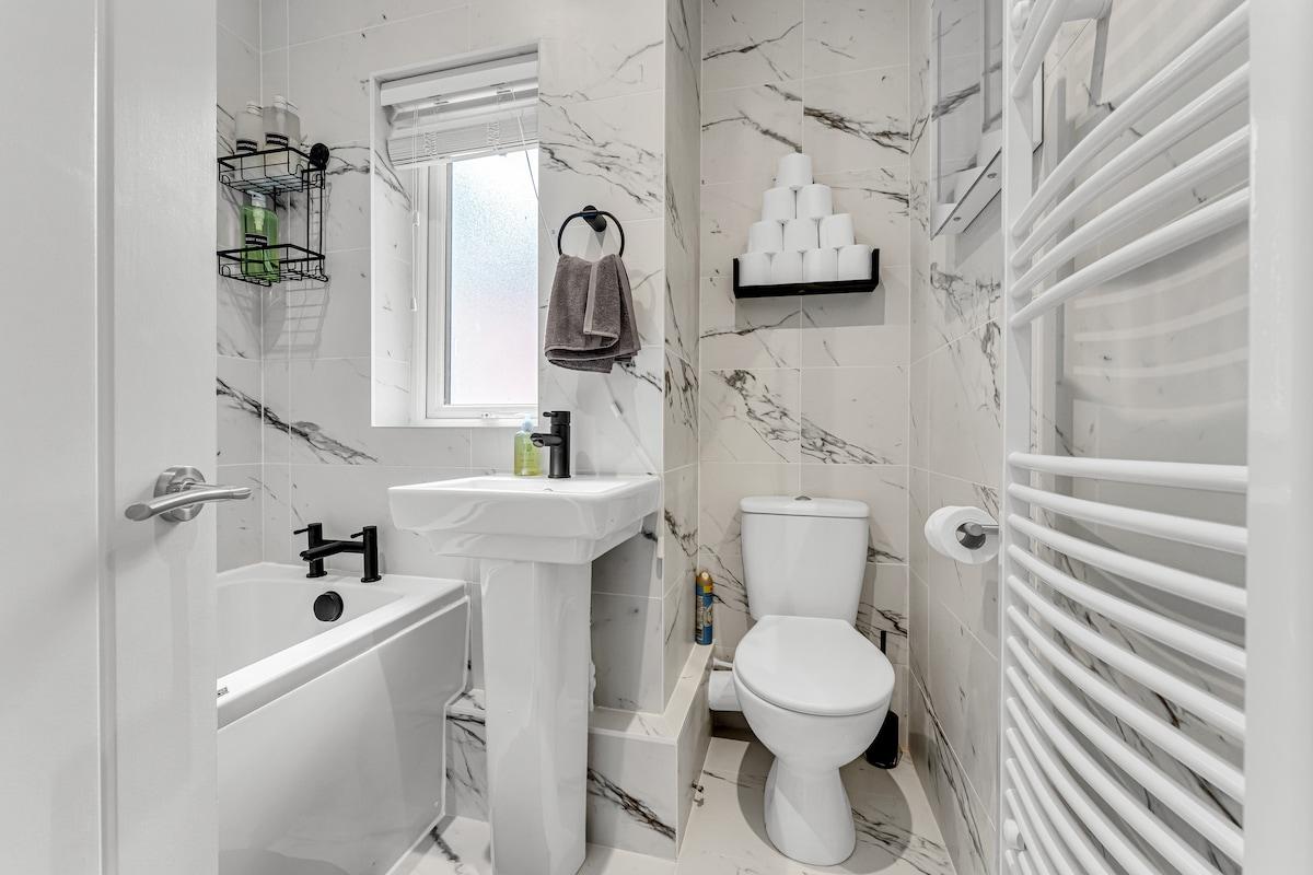 Chic 3-Bedroom House - Free Parking and WiFi6