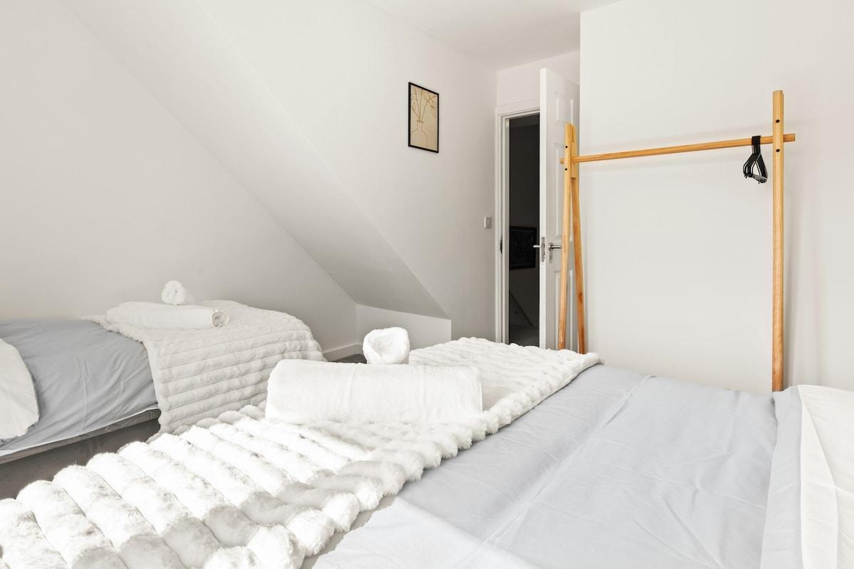7 - Bed Home, secure parking, Salford Quays2
